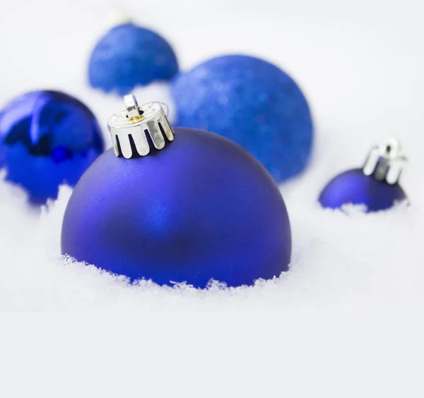 Χριστουγεννιάτικες μπλε διακοσμήσεις σε φόντο χιονιού. — Φωτογραφία Αρχείου