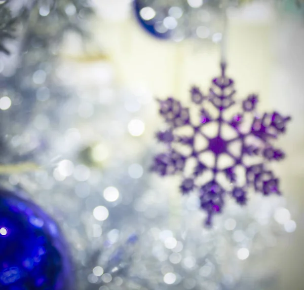 Árvore de prata de Natal com decorações floco de neve . — Fotografia de Stock