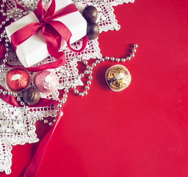 발렌타인 데이, 빨간 리본이 달린 선물 상자, 구슬, 사탕 , W — 스톡 사진