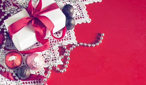 발렌타인 데이, 빨간 리본이 달린 선물 상자, 구슬, 사탕 , W — 스톡 사진