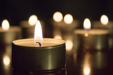 Koyu arkaplanda mum ışıkları. 