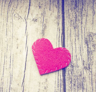 Kırmızı keçeli kalp ahşap arka planda, Sevgililer Günü için şablon