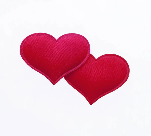Têxtil vermelho dois corações em branco, foto close-up — Fotografia de Stock