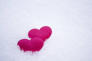Kırmızı tekstil karlı iki kalp, yakın plan fotoğraf, romantik, aşk b