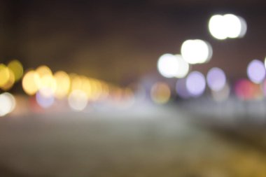 Bokeh ve şehrin sokaklarında odaklı olmayan ışıklarla soyut bir arkaplan.