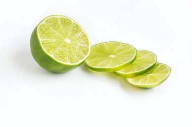 Beyaz arka plan üzerinde izole dilim limon.