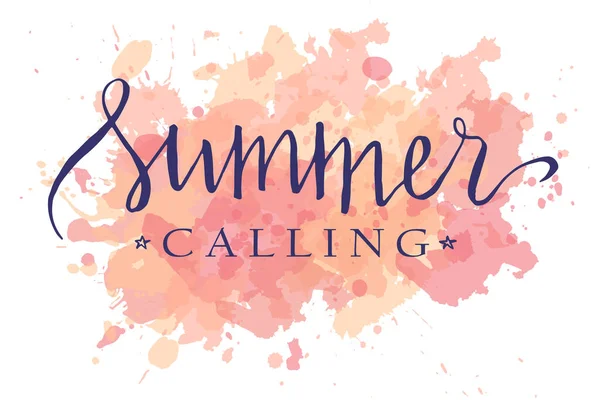 夏季呼叫 手绘矢量字母在抽象的色斑上 夏季设计 排版海报 — 图库矢量图片