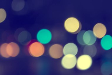 Bokeh ve şehrin sokaklarında odaklı olmayan ışıklarla soyut bir arkaplan.