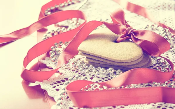 Ημέρα Του Αγίου Βαλεντίνου Ρομαντικό Πρότυπο Μπισκότα Καρδιάς Κόκκινη Κορδέλα — Φωτογραφία Αρχείου