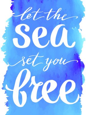 Bırak deniz seni özgür bıraksın, suluboya arka planda boğuk harflerle yazılmış el yazısı.