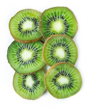 Beyaz arka planda dilimlenmiş kivi, yakın planda kivi meyvesi..