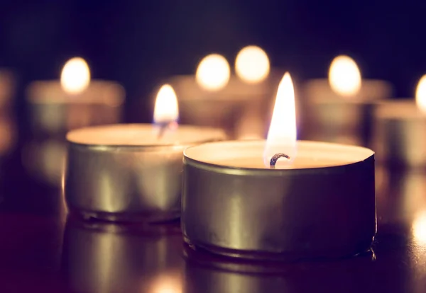 Κεριά Φώτα Σκούρο Φόντο Φως Της Φλόγας Κεριών Φόντο Διακοπών — Φωτογραφία Αρχείου