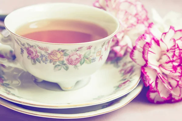 Pembe çiçekli eski çay fincanı davetiye, tebrik kartı, tasarım için retro arka plan..