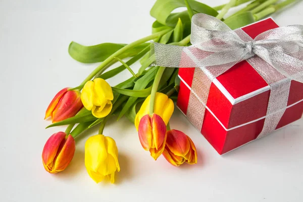 Червона Подарункова Коробка Червоно Жовтим Тюльпаном Білому Тлі Пробілом Копіювання — стокове фото