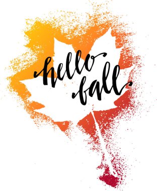 Merhaba sonbahar, akrilik fırça darbesi, tipografik tasarım, sonbahar arkaplanlı akçaağaç yaprağı siluetine yazılmış vektör el..