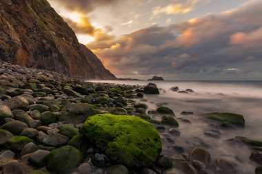 Günbatımı üzerinde kayalık sahil III