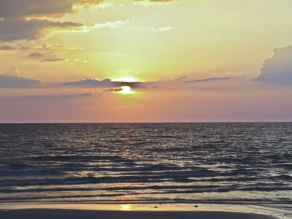 Playa puesta del sol en Tailandia —  Fotos de Stock