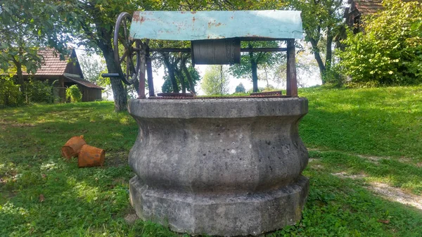 Retro rostigen Grill Vintage Dekorationen Garten — Stockfoto © sauletas