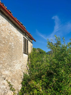Eski Akdeniz evi ve mavi gökyüzü