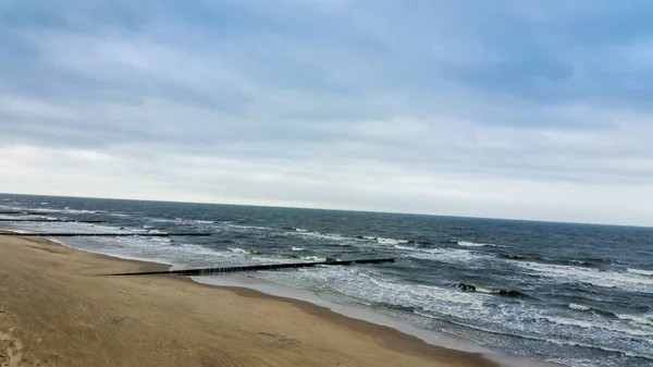 冬季泳滩及大海 — 图库照片