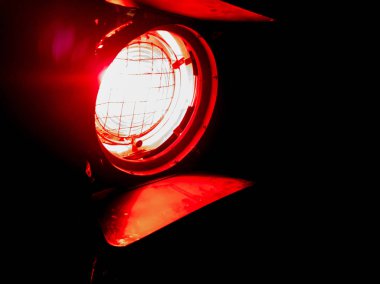 Sahne ışıkları kırmızı arkaplanda.