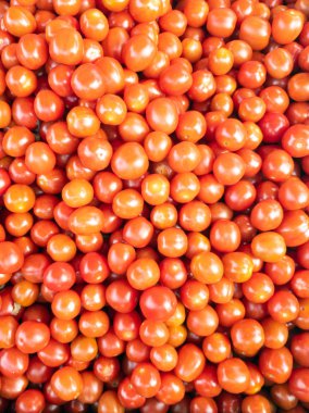 Pazarda taze küçük domatesler