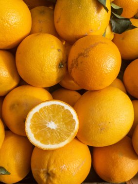 Markette taze portakallar