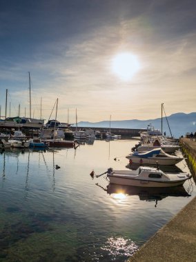 Gün batımında limanda tekneler