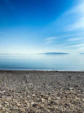 Kumsal ve kayalar sabah