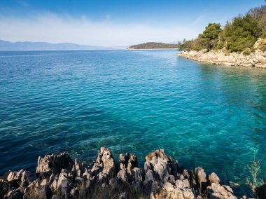 Mavi deniz, kayalar ve gökyüzü