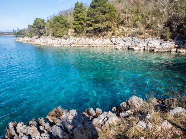 Akdeniz kıyısı ve mavi deniz
