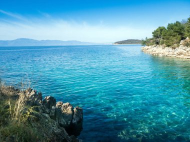 deniz, kayalar ve mavi gökyüzü