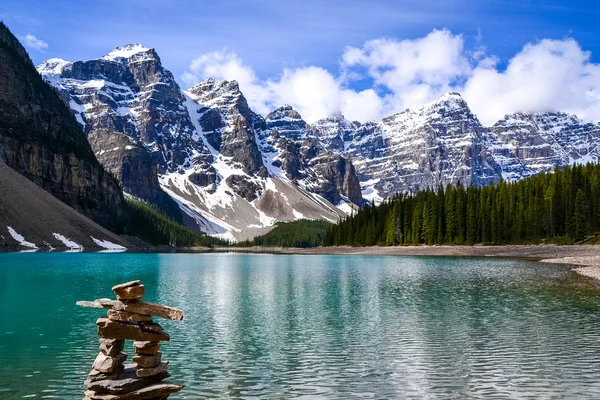 Inukshuk Sculpture Made Stones Looks Pristine Lake Light Breeze Gently — 스톡 사진