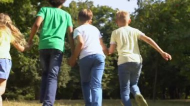 Okul çocukları el ele tutuşup park işletiyorlar, yaz tatili boş vakitleri var.