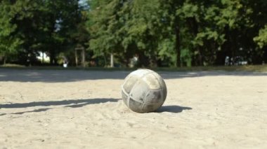 Okul çocuğu bahçedeki futbol topunu tekmeliyor, yazın sokak oyunu, dinlenme.