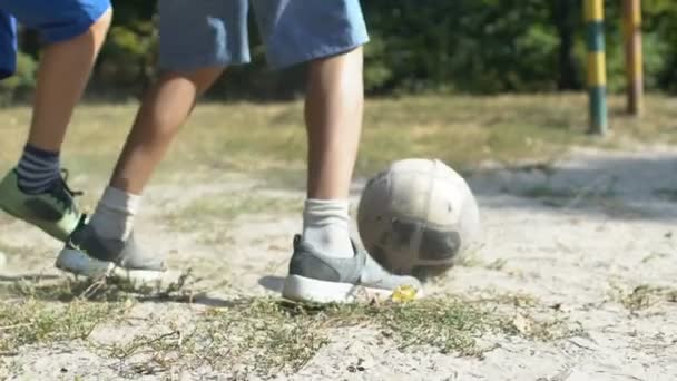 Meninos pernas batendo bola jogando jogo de rua, competição atividade ao ar livre saudável — Vídeo de Stock