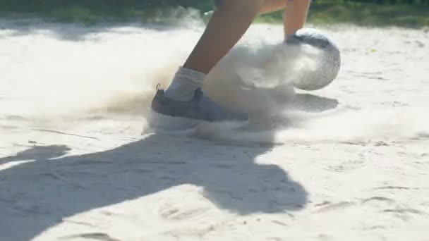 Školáci bít fotbal na prašné zemi hrát pouliční hru, letní sport — Stock video