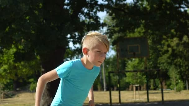 Jogador de futebol motivado chutando bola durante o jogo de rua, treinamento de futebol — Vídeo de Stock