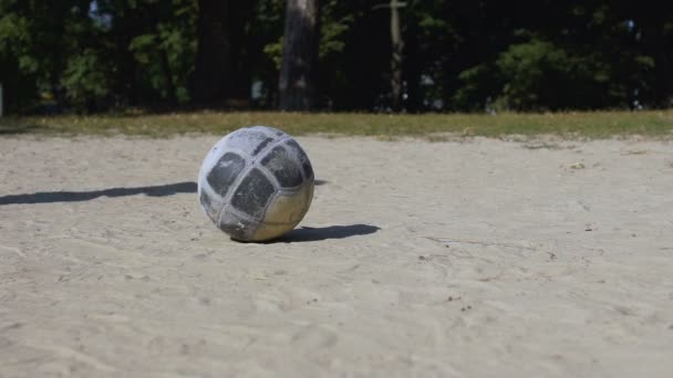 Masculino teen perna chutando futebol no rua estádio, atividade física, treinamento — Vídeo de Stock