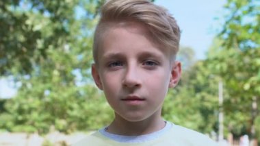 Şaşırmış okul çocuğu dışarıda kameraya bakıyor, şok edici haber şaşkınlığı, sorun