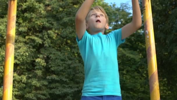 Niño feliz mostrando sí gesto de captura de fútbol, actividad deportiva saludable al aire libre — Vídeo de stock