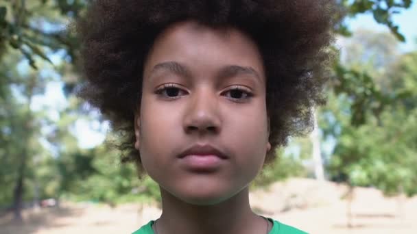 Fantastiska afro-amerikanska manliga tonåring täcker mun hand, rädsla uttryck, misstag — Stockvideo