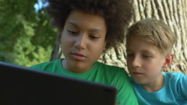 Erkek arkadaşlar, tablet başvurularını açık havada, teknolojiyle birlikte kaydırıyorlar.