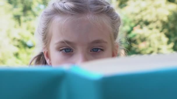 Curieux livre de lecture d'enfant féminin, éducation scolaire, recherche d'information, passe-temps — Video