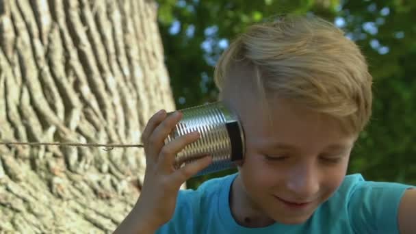 Schooljongens kunnen telefoneren, kinderen hebben plezier samen — Stockvideo