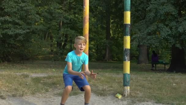 Adolescente captura bola pé estádio portão jogando futebol ao ar livre, hobby — Vídeo de Stock