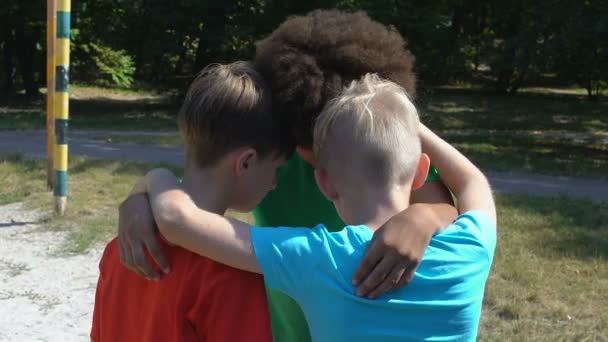 Straatvoetballers knuffelen voor de wedstrijd, teamwork support ritueel, strategie — Stockvideo