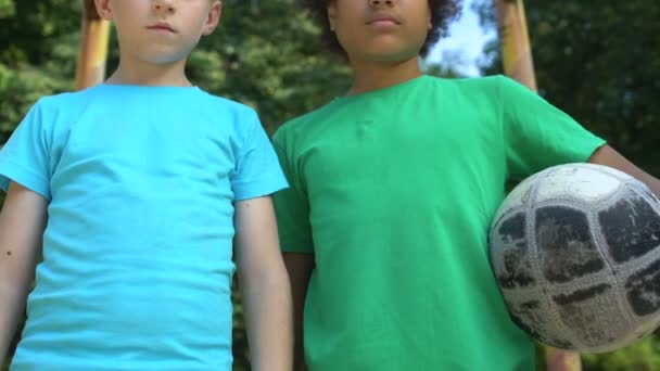 Dos colegiales deportivos con pelota de fútbol al aire libre, juego de equipo, partido juntos — Vídeos de Stock