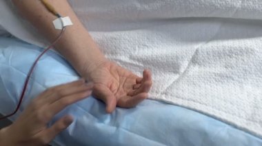 Hasta bir kadını hastane koğuşunda el altında tutmak, hastalıkta destek olmak.