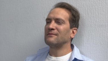 Mutlu yeni baba gözyaşları içinde gülümsüyor, mutluluk ve rahatlama duyguları içinde.